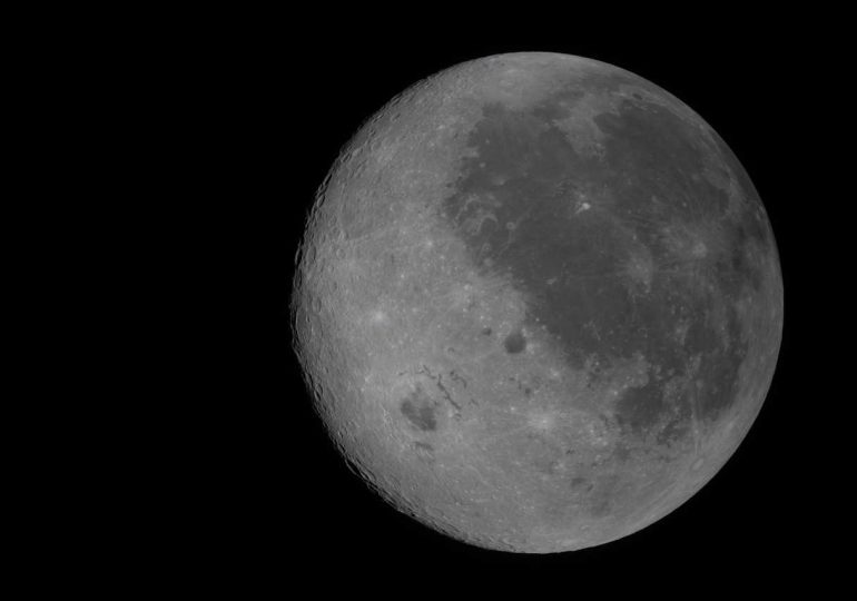 Astronautas concluyen paso por el lado oscuro de la Luna