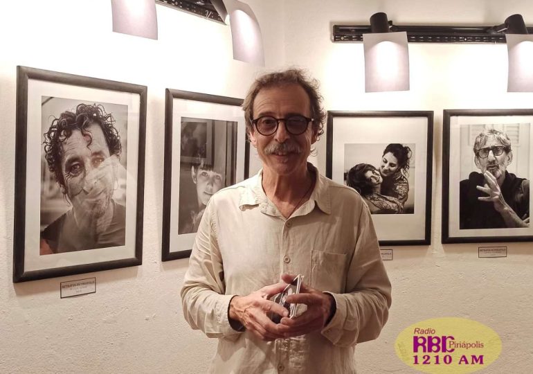 Boby Fernández inauguró “Retratos” en Piriápolis con una emotiva presentación
