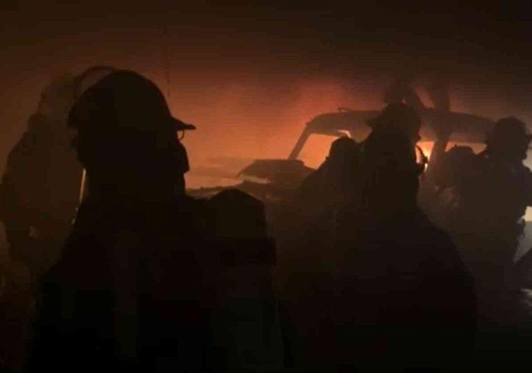 Incendio en taller mecánico dejó pérdidas totales en cinco vehículos