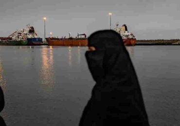 Irán autoriza tránsito de buques con ayuda a través de Ormuz