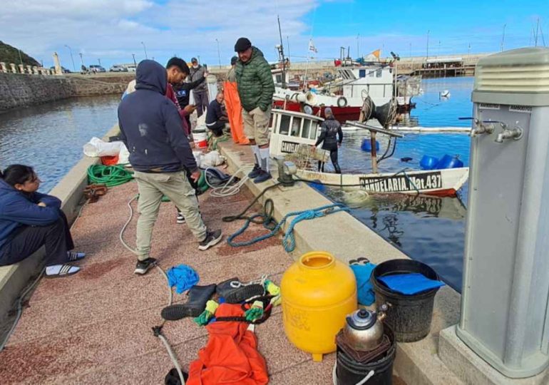 Reflotan embarcación de pesca artesanal hundida en el puerto de Piriápolis