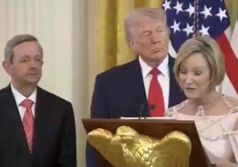 Asesora de Donald Trump lo comparó con Jesucristo durante acto en la Casa Blanca