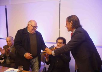 Abella fue distinguido como miembro de honor destacado por la UDE en ceremonia de graduación
