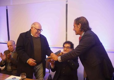 Abella fue distinguido como miembro de honor destacado por la UDE en ceremonia de graduación