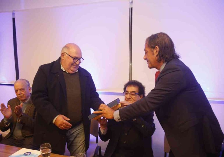 Abella fue distinguido como miembro de honor destacado por la UDE en ceremonia de graduación