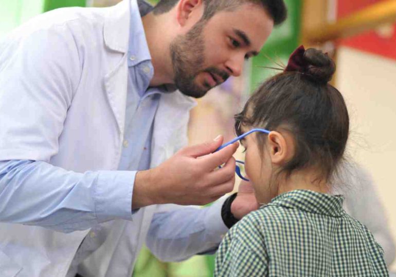 Reapertura de laboratorio de ASSE permitió entregar 350 lentes gratuitos a escolares en 2026