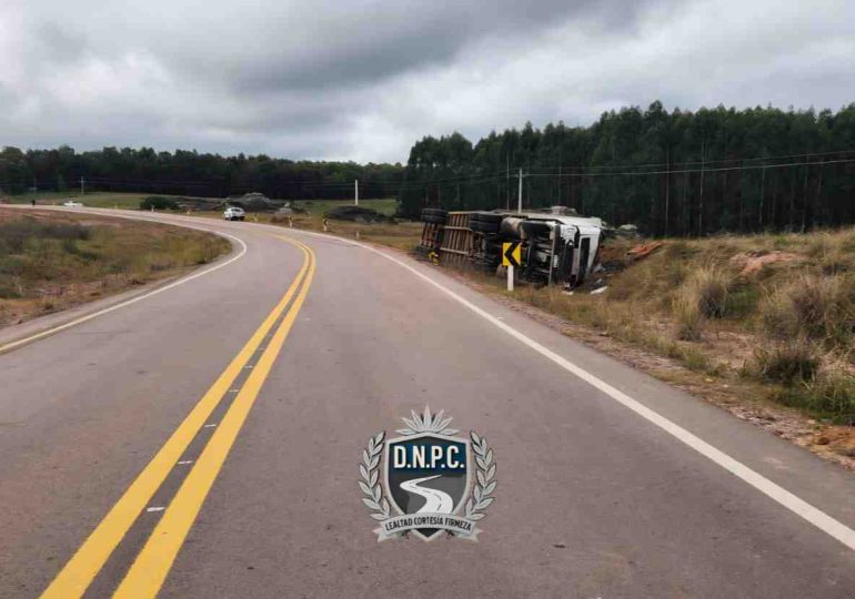 Un camionero murió tras el vuelco de un camión con ganado