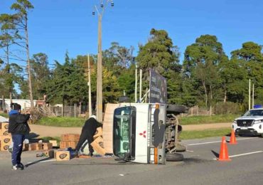 Conductor perdió el dominio del vehículo y volcó en ruta Interbalnearia