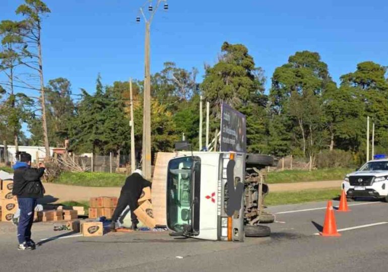 Conductor perdió el dominio del vehículo y volcó en ruta Interbalnearia
