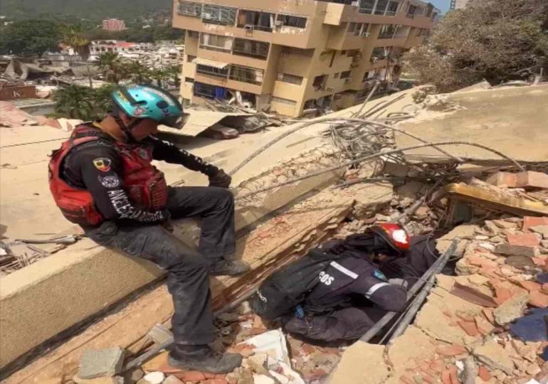 Casi 1,000 muertos y más de 50,000 desaparecidos bajo los escombros