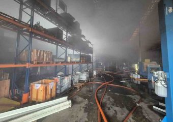 Bomberos controló incendio en depósito de baterías sobre Ruta 101 y evitó su propagación