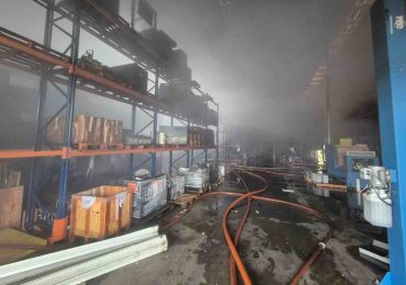 Bomberos controló incendio en depósito de baterías sobre Ruta 101 y evitó su propagación