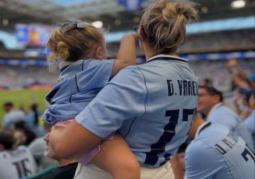 La pareja de Guillermo Varela respaldó a la selección uruguaya antes del partido decisivo ante España