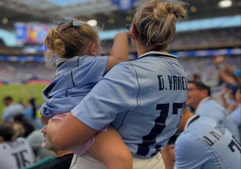 La pareja de Guillermo Varela respaldó a la selección uruguaya antes del partido decisivo ante España