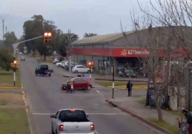 Videos muestran cómo motos ignoran semáforos y señalización en Maldonado