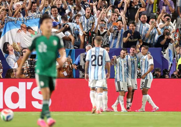 Argentina inició la defensa del título con un triunfo ante Argelia y un triplete de Messi