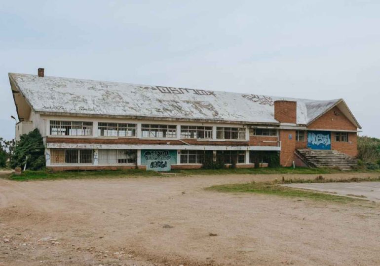 La IDM inició la demolición de construcciones en Playa Hermosa