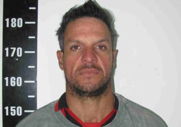 Robaron garrafas de un comercio y fueron detenidos cuando intentaban huir