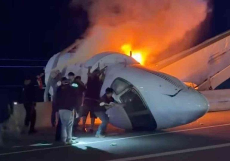 Un muerto y cinco heridos tras caída de jet privado en una autopista de Texas