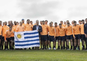 Orsi entregó el pabellón nacional a la selección uruguaya de fútbol