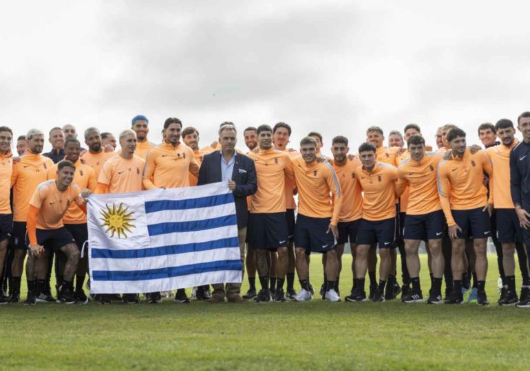 Orsi entregó el pabellón nacional a la selección uruguaya de fútbol