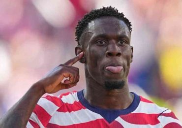 UEFA criticó la decisión de la FIFA de suspender la sanción automática a Folarin Balogun