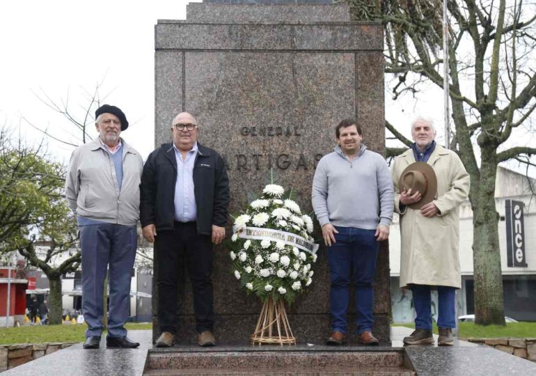 Abella rindió homenaje al 196° aniversario de la Jura de la Constitución