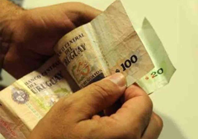Aumentaron los pasajes interdepartamentales; el salario real cayó en mayo y el déficit fiscal bajó a 4,3% del PBI