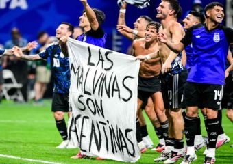Reino Unido pide a la FIFA investigar la bandera exhibida por jugadores argentinos