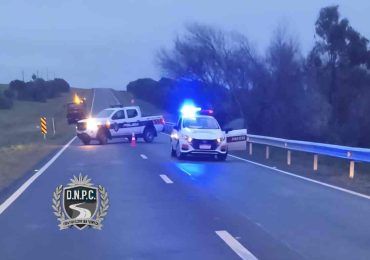 Conductora encontró el cuerpo de una mujer sobre la ruta; otro vehículo lo embistió y se retiró