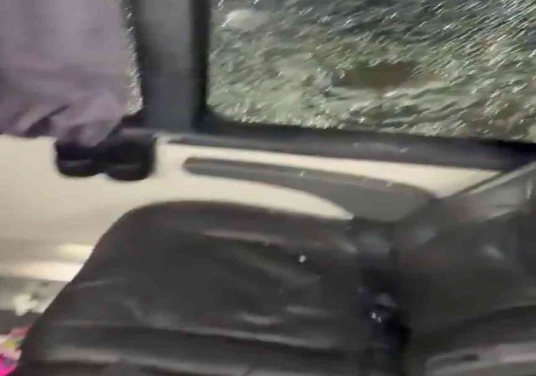 Balearon un ómnibus con hinchas de Tigre tras el partido ante Nacional y un hombre resultó herido