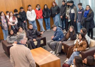 Presidente Orsi recibió a grupo de liceales de pueblo Yacaré, Artigas