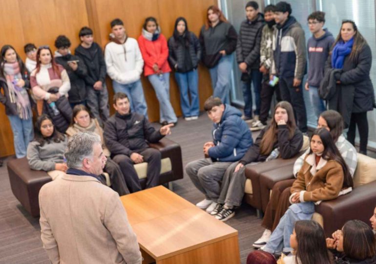 Presidente Orsi recibió a grupo de liceales de pueblo Yacaré, Artigas
