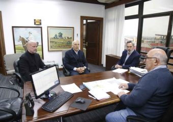 Ciprani informó a Abella sobre la obra y dijo que el proyecto continúa adelante y trabajadores podrán volver