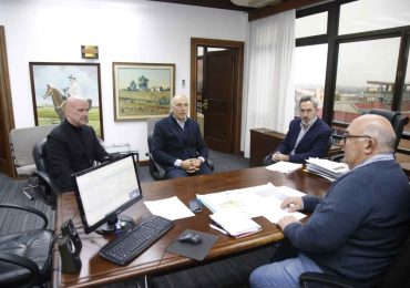Ciprani informó a Abella sobre la obra y dijo que el proyecto continúa adelante y trabajadores podrán volver