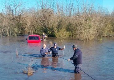 Bomberos rescataron a un conductor atrapado por la crecida de un curso de agua en Colonia