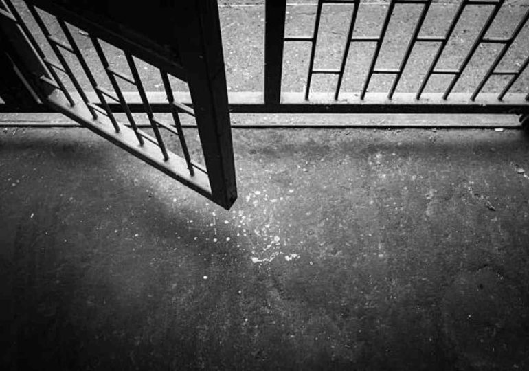 Condenaron a tres meses de prisión a un hombre por agredir a un huésped y causar daños en un hostel