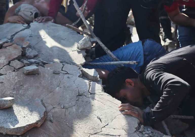 Sube a 169 el balance de muertos por el sismo en Colombia