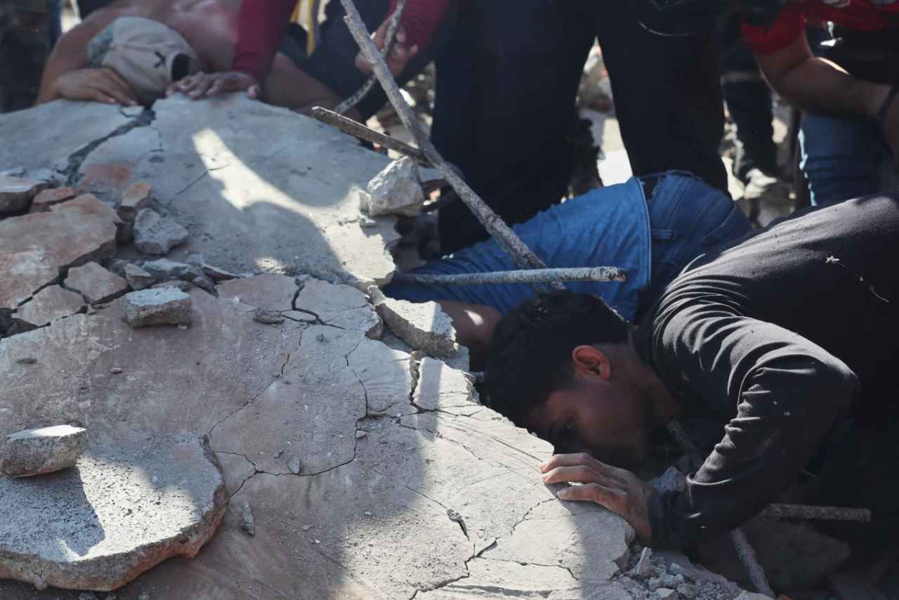 Sube a 169 el balance de muertos por el sismo en Colombia
