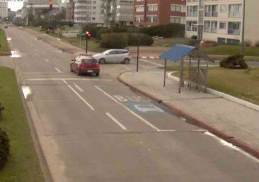 Cruzar semáforos en rojo: una infracción frecuente entre autos, bicicletas y patinetas