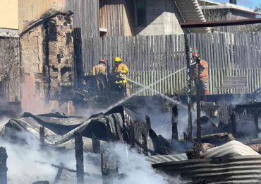 Incendio destruyó una vivienda en Maldonado y afectó parcialmente otra