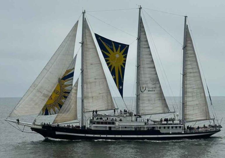 El Velero Escuela Capitán Miranda se encuentra en la Bahía de Maldonado