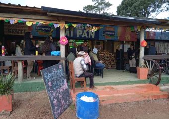 Pese al mal tiempo, la gente se hizo presente en la jornada solidaria de Piriápolis