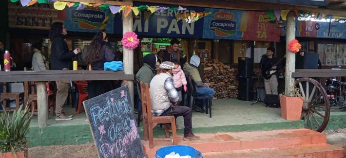 Pese al mal tiempo, la gente se hizo presente en la jornada solidaria de Piriápolis
