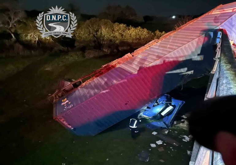 Camión despistó y quedó colgado de un puente en Ruta 3