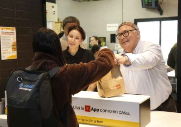 Abella atendió público y sirvió mesas en causa solidaria de Mc Día Feliz
