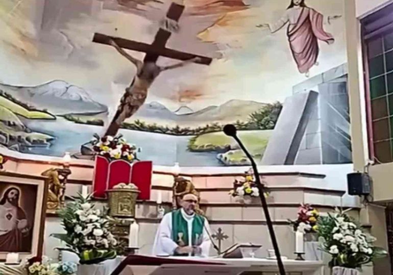 Murió un sacerdote en Guayaquil al caerle una cruz de madera durante una misa