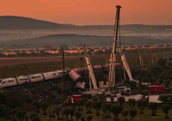España sigue buscando víctimas, de luto tras grave accidente de trenes