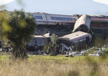 Al menos 30 muertos en un choque entre dos trenes en España