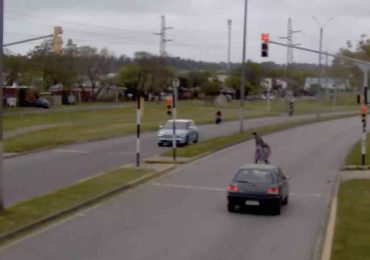 Conductor de un auto puso en riesgo a un peatón que cruzaba con dos niños